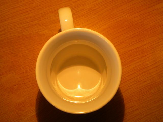Brillos que se forman en el fondo de una taza