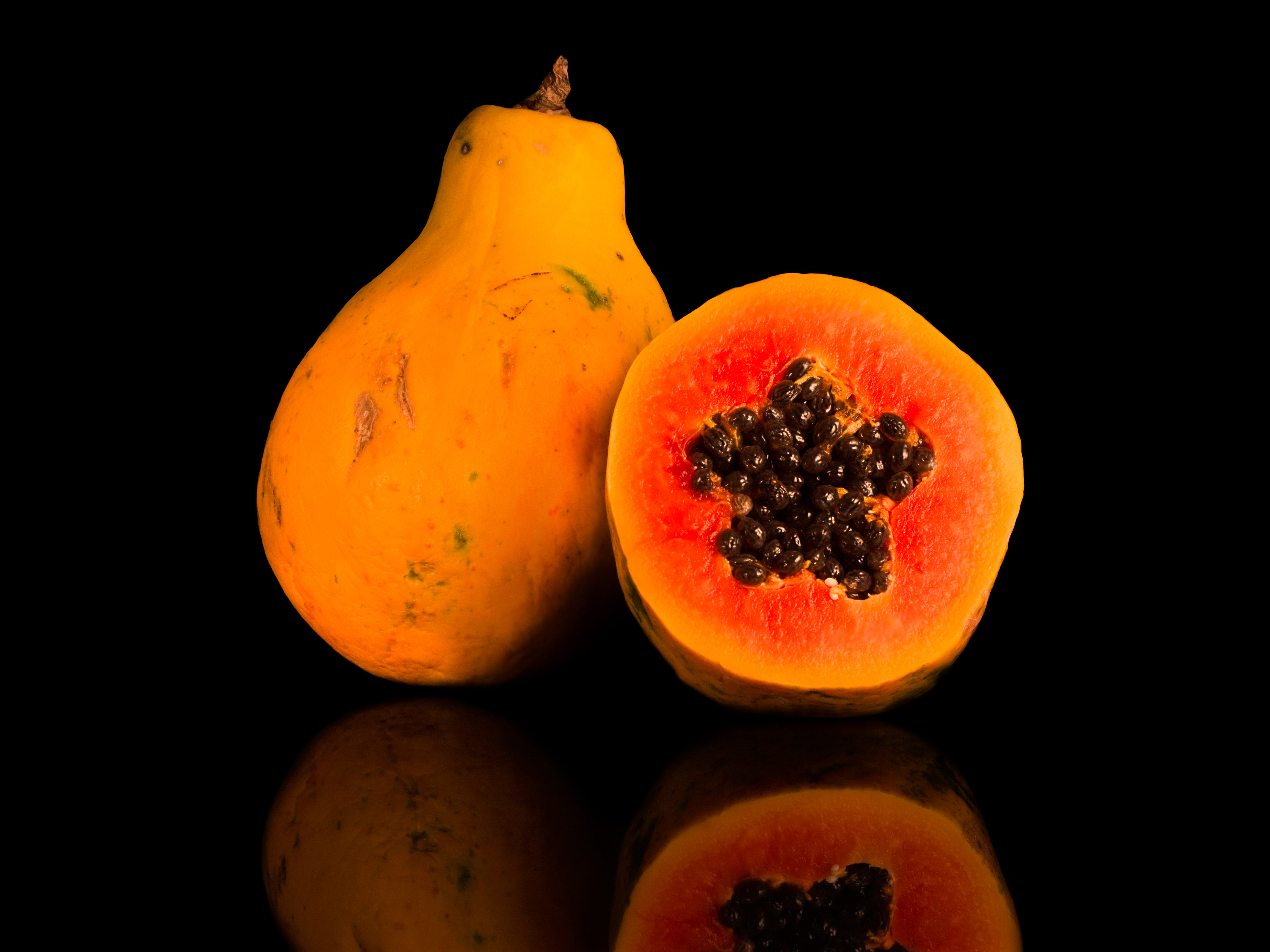 La papaya contiene la proteasa papaína
