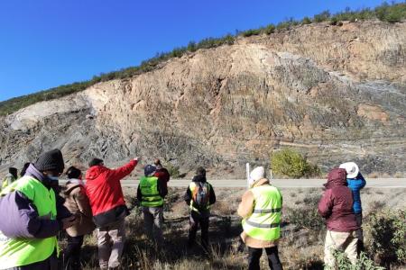 Grupo de personas asistentes a una explicación en el campo