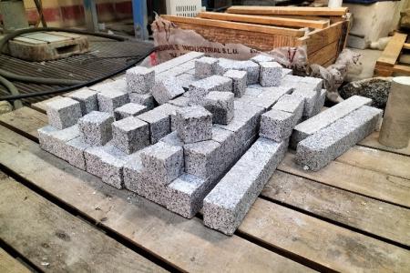 Granitos tallados en cubos y barras para hacer ensayos