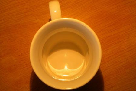 Brillos que se forman en el fondo de una taza