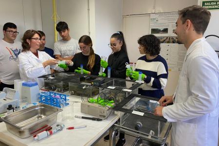 Filtrando agua de diferentes ríos para su análisis